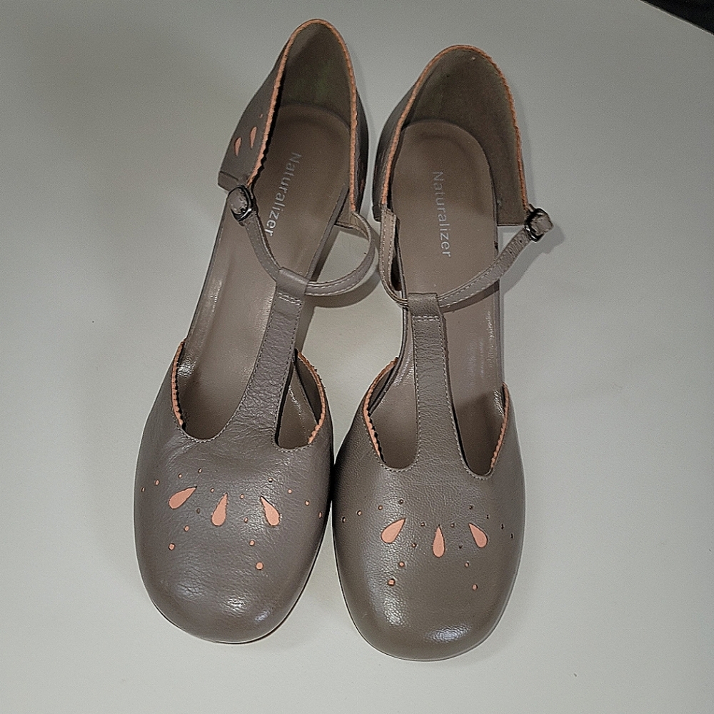 Naturalizer Vintage Style T-Strap Pumps 3" Heel Taupe/Gray & Peach Size 9M NWOB
